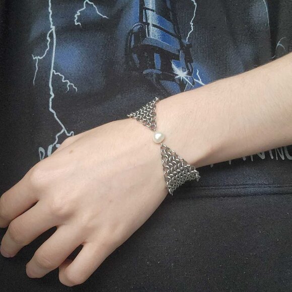 Dainty classic medieval silver chainmail bracelet with a real pearl - Picture 5 of 9